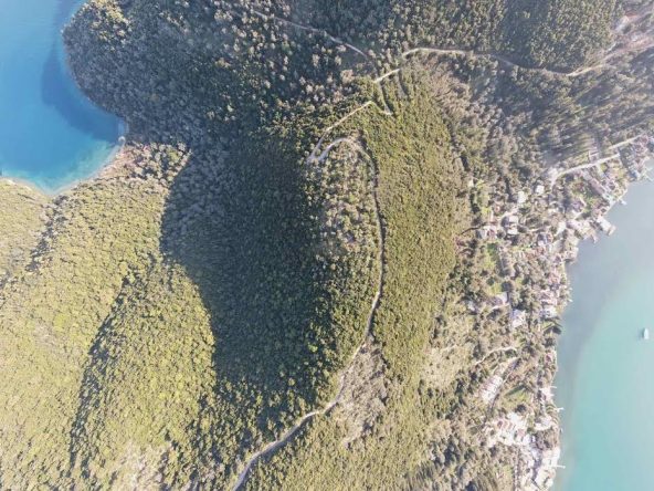 Aerial view of the expansive Desimi Lefkada View Land, displaying its strategic location with panoramic bay views.